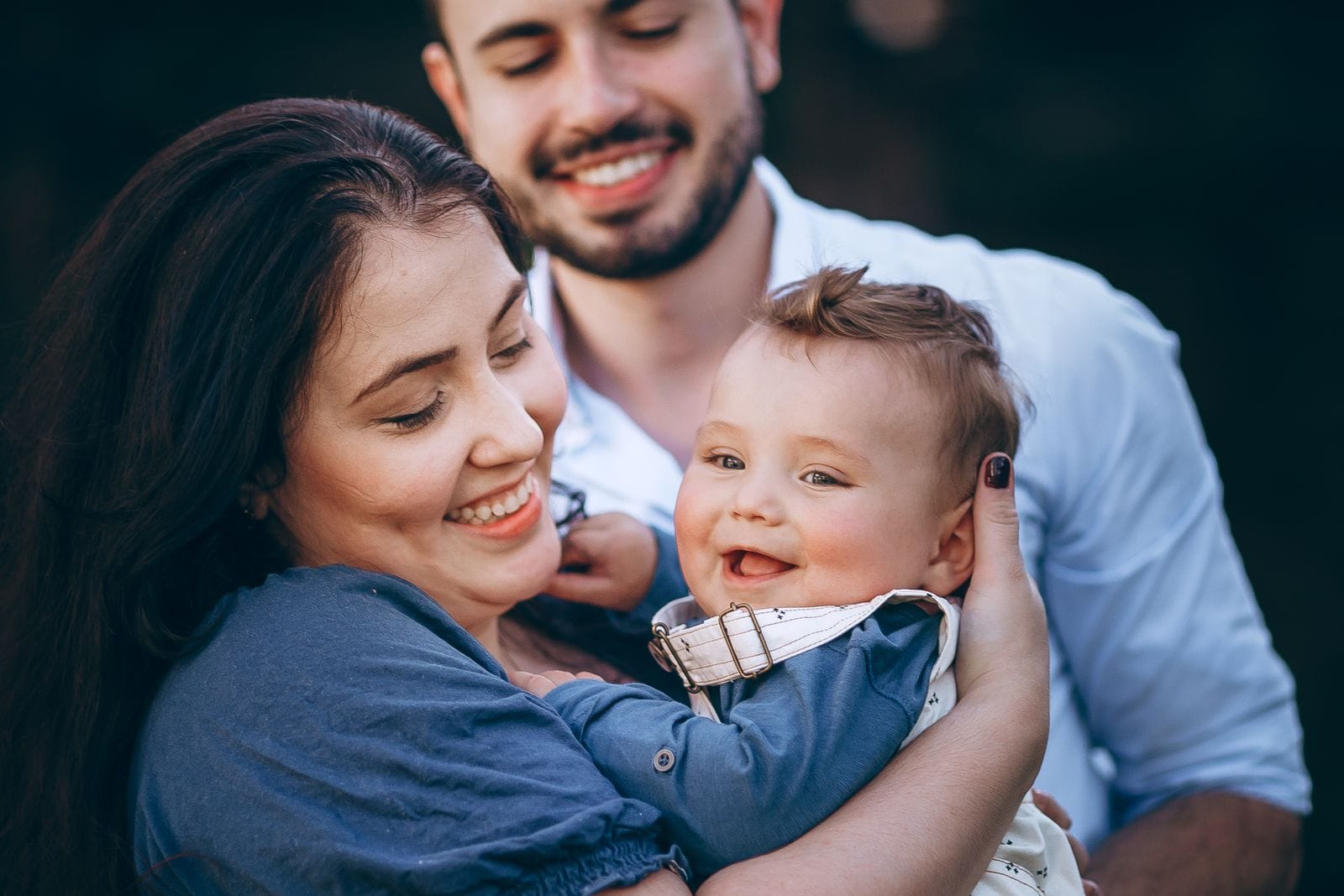 Pareja joven con su bebe recien nacido, un evento de vida que abre inscripcion especial ACA